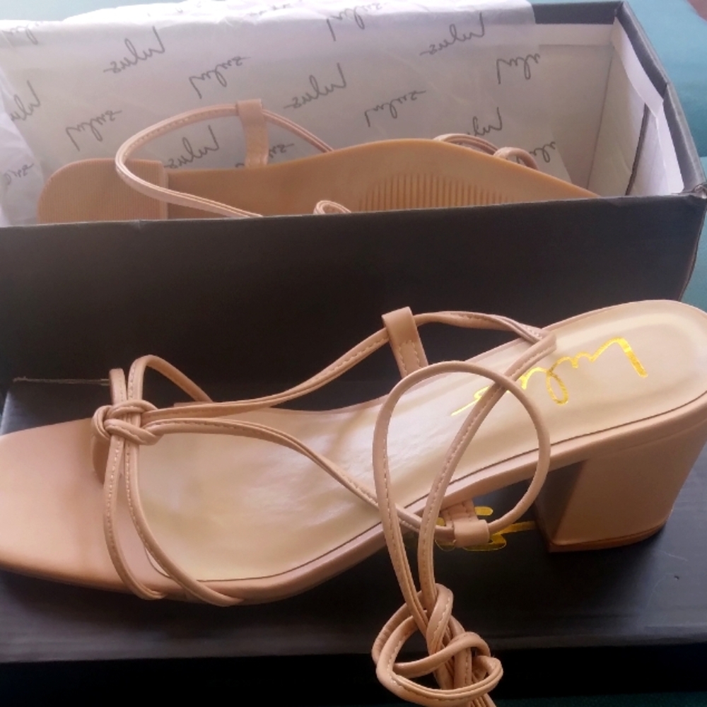 Size (9) women's Brand New in Original Box